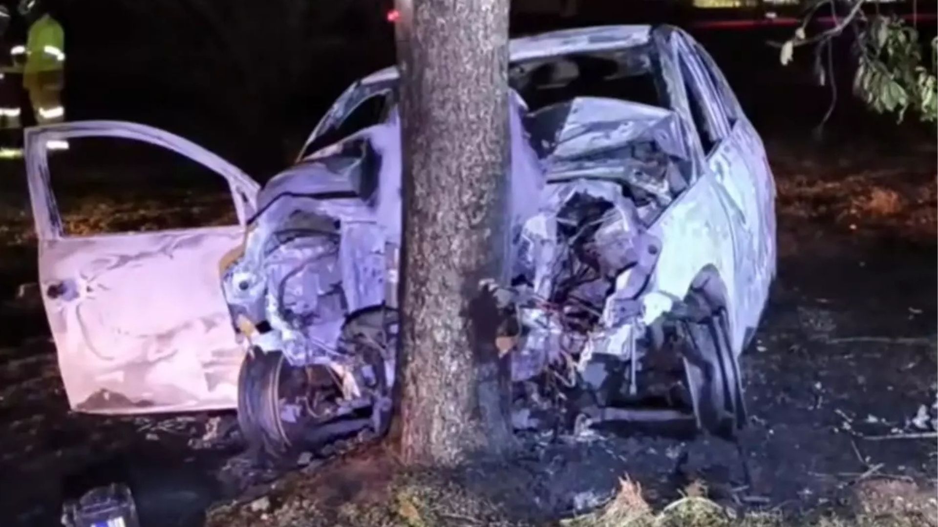 Motorista morre em Dourados após carro bater em árvore e pegar fogo