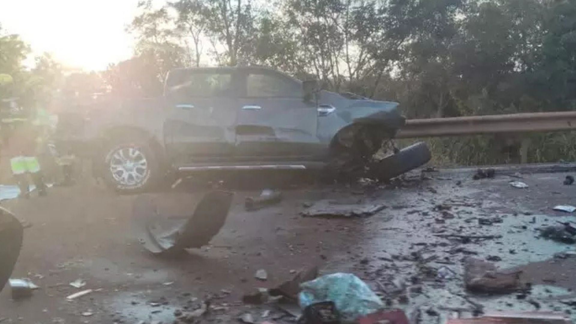 Acidente entre caminhonete e carreta mata 1 pessoa na BR-163