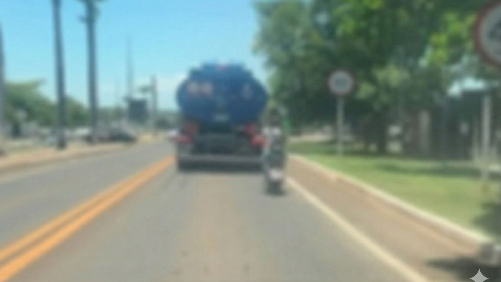 Jardim: Flagrante na BR-267, condutor usa scooter el&eacute;trica em meio a caminh&otilde;es e exp&otilde;e risco de acidente