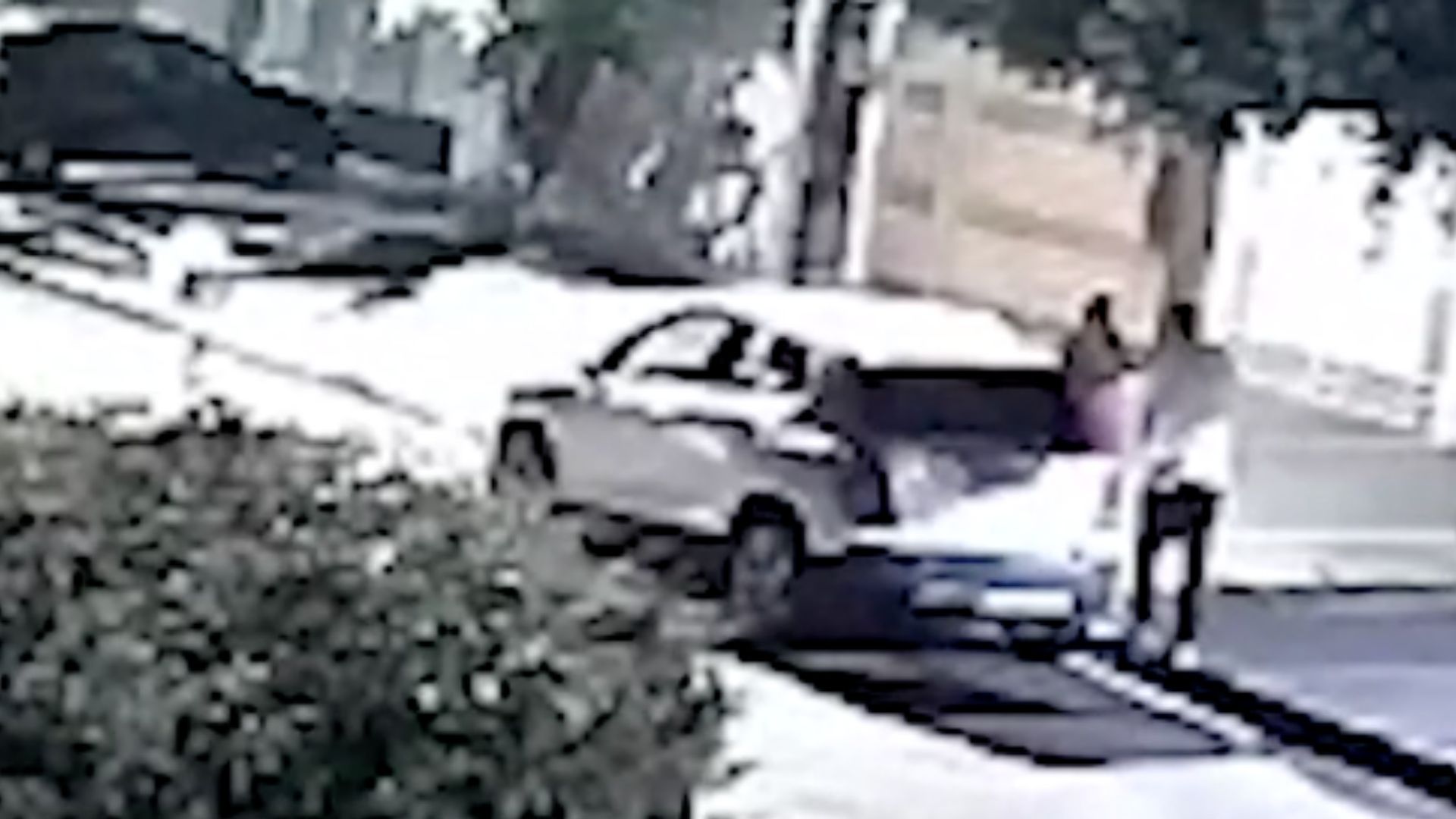 Homem que agredia a esposa é baleado ao avançar contra policial