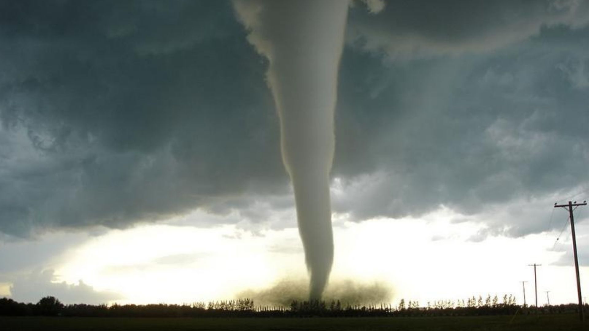 Tornado pode atingir leste de Mato Grosso do Sul e outras 53 cidades podem ter queda de granizo