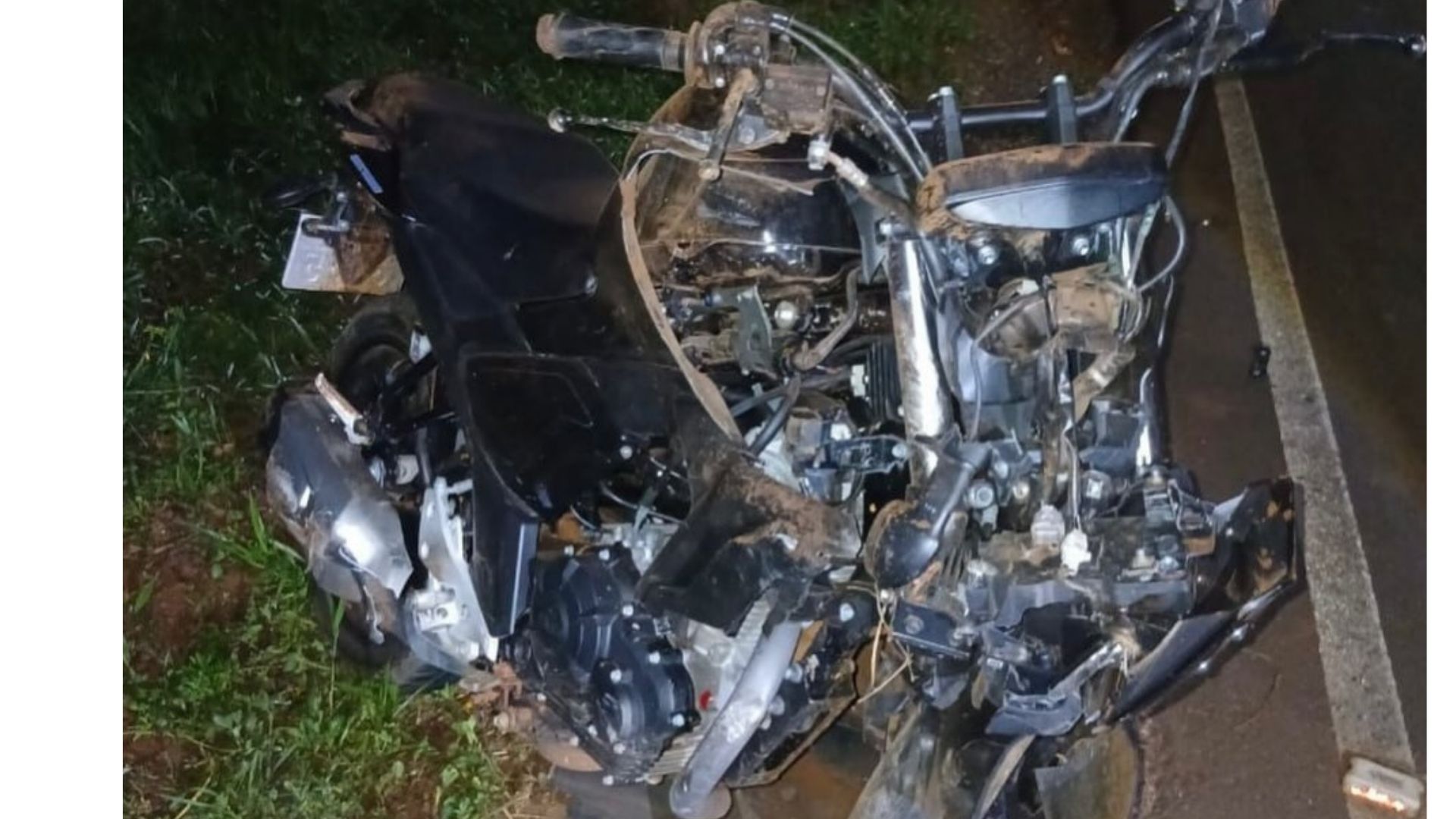 Colis&atilde;o na madrugada deixa motociclista ferido na Estrada da Ponte Velha, em Jardim