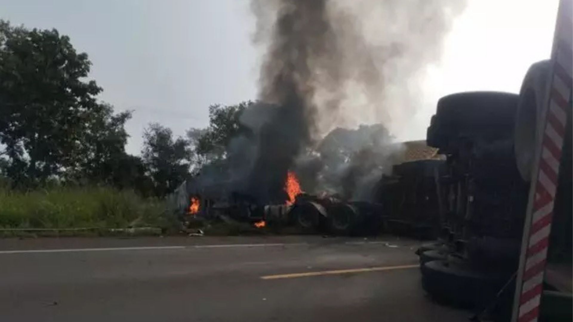 Carretas colidem frontalmente, uma tomba na pista e pega fogo na BR 262 pr&oacute;xima a Ribas 
