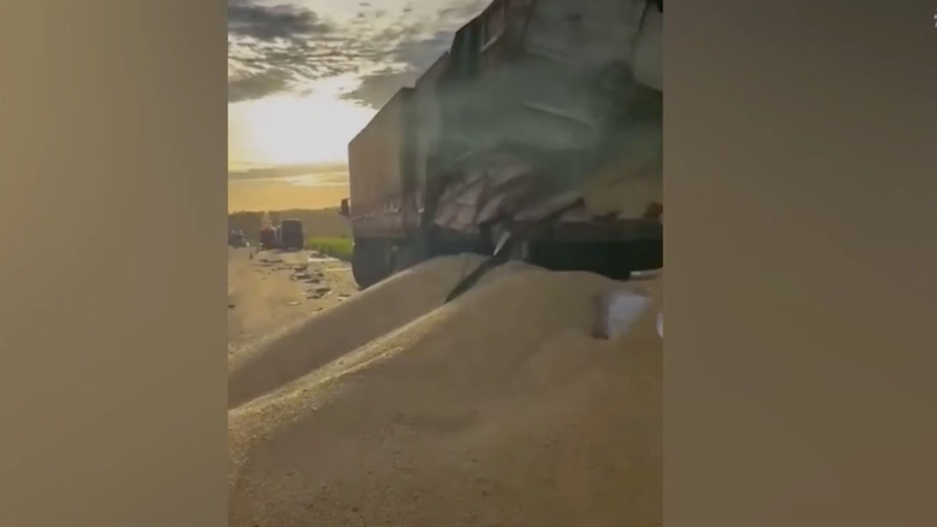 Morre 2&ordm; v&iacute;tima de acidente envolvendo &ocirc;nibus de turismo e carreta parada