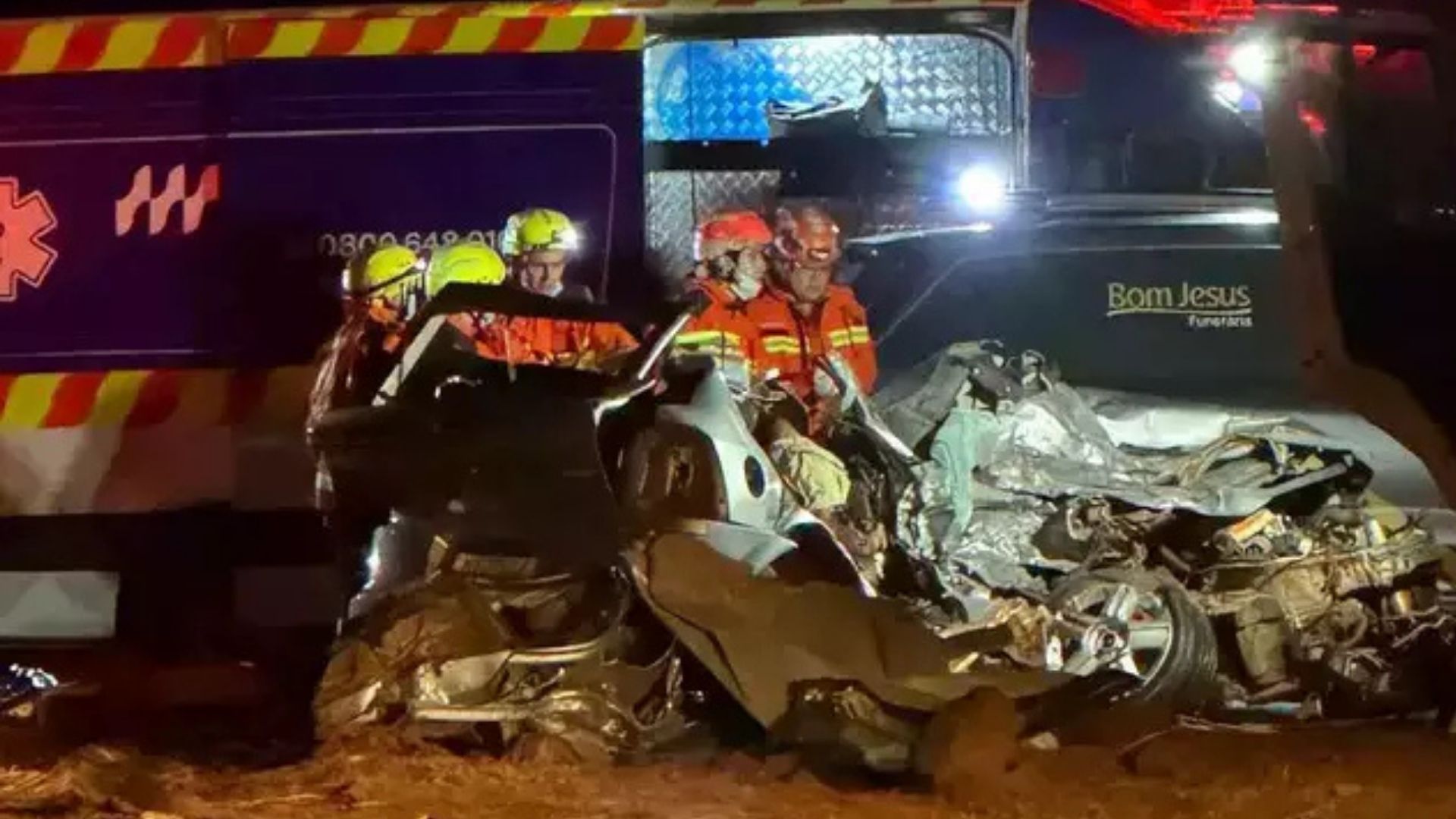 Colis&atilde;o com caminh&atilde;o mata duas pessoas em Juti na BR 163