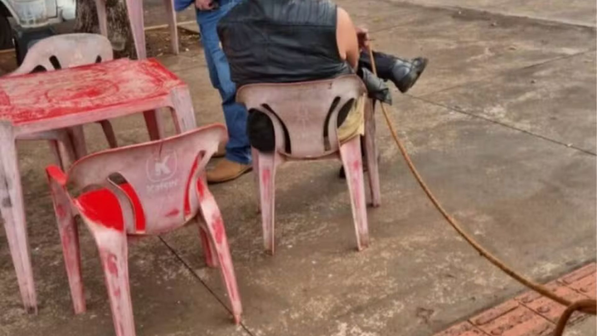 Homem &eacute; amarrado a cadeira ap&oacute;s se recusar a pagar past&eacute;is de R$ 8 em MS
