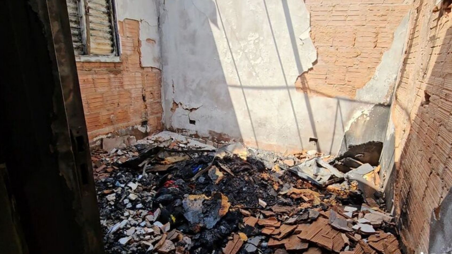 Homem tem casa incendiada ap&oacute;s cobrar aluguel de colega na Vila Piratininga  